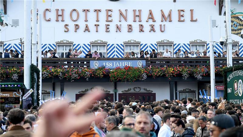 Im Schottenhamel wird traditionell das Oktoberfest eröffnet. (Archivbild)
