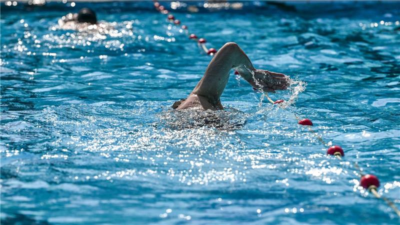 Bilder des Tages Im Schwimmbecken vom Sommerbad Wuhlheide ziehen Besucher ihre Bahnen. Mit Höchsttemperaturen von bis zu 37 Grad nähert sich die aktuelle Hitzewelle ihrem Ende.
