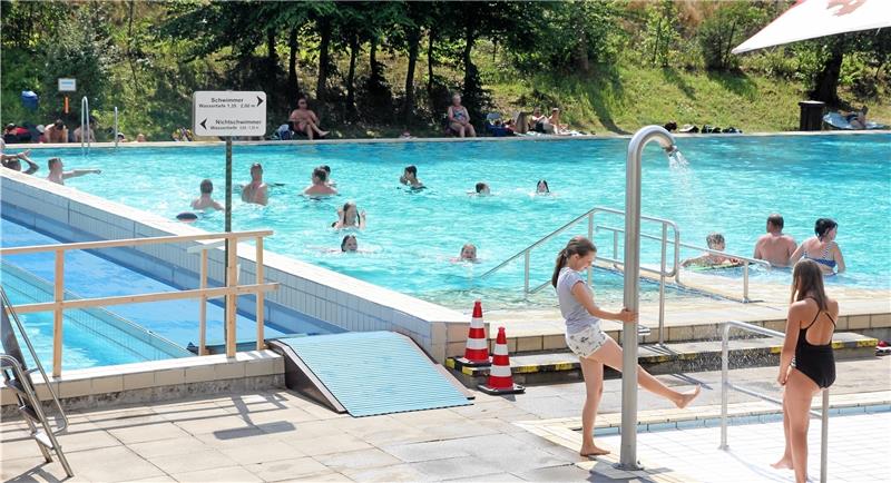 Im Schwimmerbecken des Waldschwimmbades sollten eigentlich nur die Fliesen ausgetauscht werden. Doch das geht aufgrund des Zustandes der Beckeneinfassung nicht, sodass der Rat nun auch diese Becken mit Edelstahl auskleiden will. Foto: GZ-Archiv