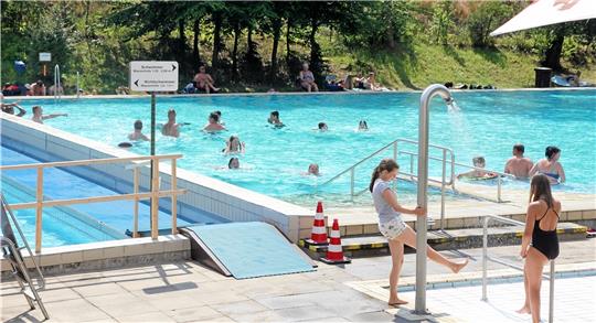 Im Schwimmerbecken des Waldschwimmbades sollten eigentlich nur die Fliesen ausgetauscht werden. Doch das geht aufgrund des Zustandes der Beckeneinfassung nicht, sodass der Rat nun auch diese Becken mit Edelstahl auskleiden will. Foto: GZ-Archiv
