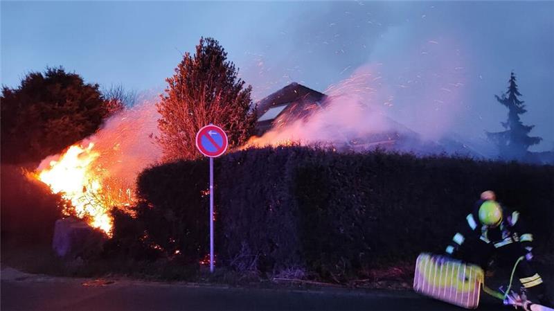 Im Seesener Wantageweg brannte eine Hecke.