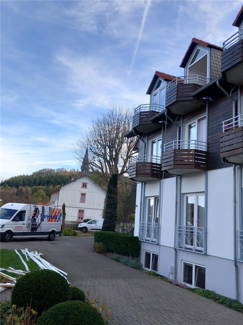 Im Seitentrakt des Seniorenheims werden gerade die Fenster erneuert.