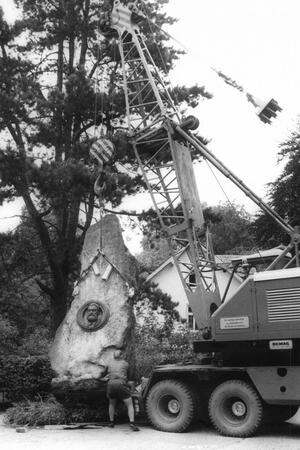 Eine neue Straße für Bad Harzburgs neues Rathaus Im September 1966 wird der Herzog-Julius-Gedenkstein von seinem alten Standort Am alten Salzwerk/Herzog-Julius-Straße in die Forstwiese umgesetzt.