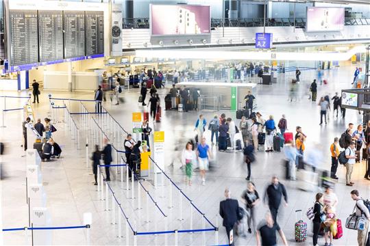 Im September 2023 sind deutlich mehr Menschen als im Vorjahr vom Flughafen in Frankfurt abgeflogen.