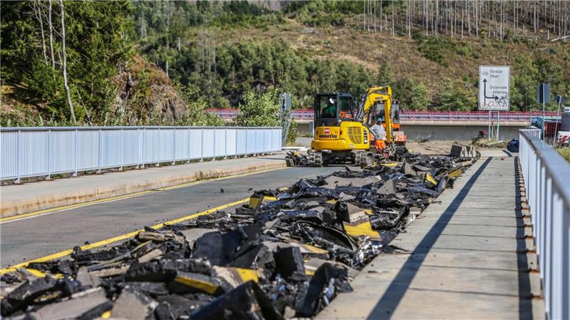 Oberharz: Wie die Bramkebrücke Stück für Stück verschwindet Die aufgefräste Fahrbahn der Bramkebrücke zu Beginn des Abrisses.