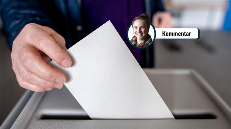 Hand legt weißen Zettel in graue Wahlurne.