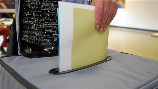 Ein Oberharzer steckt seine Wahlunterlagen in die Urne.