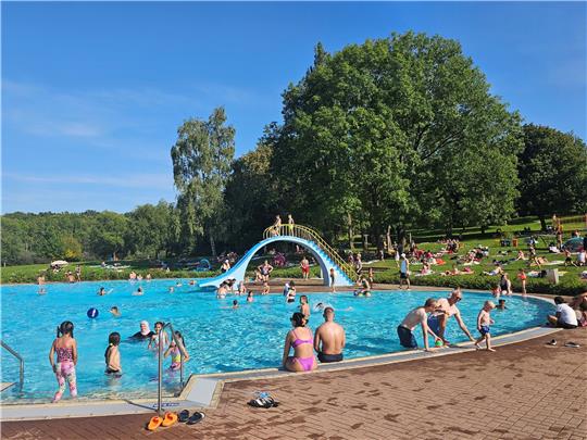 Im September ist beim Freibad im Osterfeld viel Betrieb. Foto: Sowa