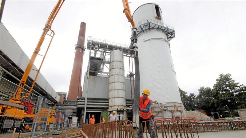 Das Foto zeigt Bauarbeiter, die das Betonfundament für den neuen Extraktionsturm im Schladener Nordzucker-Werk gießen.