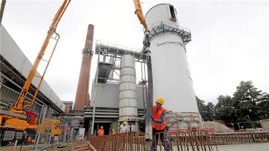 Das Foto zeigt Bauarbeiter, die das Betonfundament für den neuen Extraktionsturm im Schladener Nordzucker-Werk gießen.