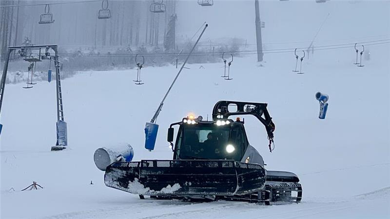 Viele Lifte nehmen Betrieb auf – Skilanglauf mit Einschränkungen Im Skigebiet am Wurmberg werden am Freitag die Abfahrten präpariert.
