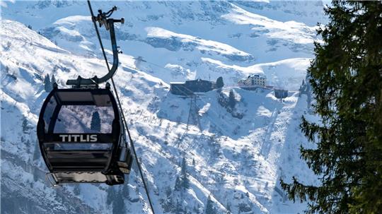 Im Skigebiet schien die Sonne, aber es gab Windwarnungen.