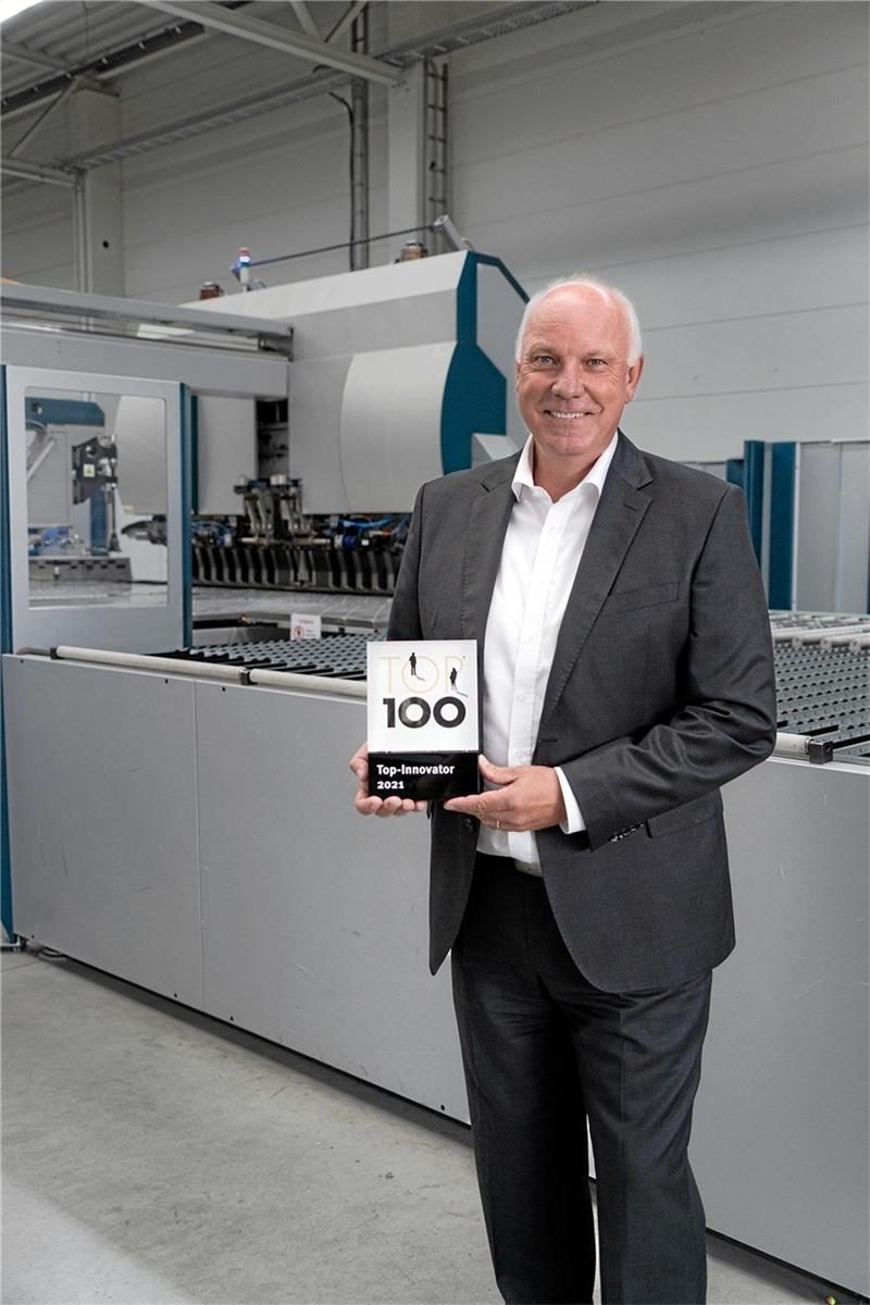 Im Sommer 2021 nimmt Geschäftsführer Jörg Schiebel für Stöbich-Brandschutz das „TOP 100“-Siegel entgegen – eine Auszeichnung, die mittelständische Innovationskraft herausstellen soll. Jetzt haben sich Schiebel und das Goslarer Familienunternehmen getrennt. Archivfoto: Privat