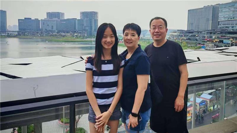 Linda Yuan: Der Traum vom Leben als Konzertpianistin Im Sommer 2025 besucht Linda Yuan (v.l.) gemeinsam mit ihrer Mutter Ruiping Sun und ihrem Vater Yanping Yuan die Familie in China. Hier sind sie gerade in Zhengzhou.