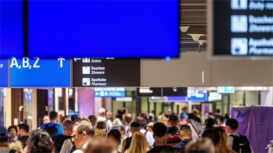 Im Sommer-Hochbetrieb sorgt das neue EU-Grenzverfahren für zusätzliche Wartezeiten am Flughafen. (Symbolbild)