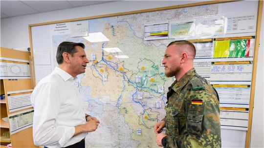 Im Sommer informierte sich Niedersachsens Ministerpräsident Lies (l.) beim Landeskommando der Bundeswehr. (Archivbild)
