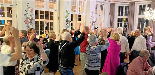 Im Sonnenhotel Ettershaus an der Nordhäuser Straße feiern die Gäste aus Bad Harzburg und der Region im Restaurant „Taut’s“ unter dem Motto „Schlager“ ausgelassen in den Neujahrsmorgen.  Fotos: Nachtweyh