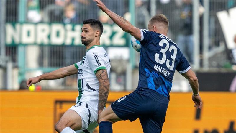 Kleindienst trifft doppelt: Gladbach schlägt Heidenheim Im Spiel der Gladbacher gegen Heidenheim gab es viele enge Duelle.