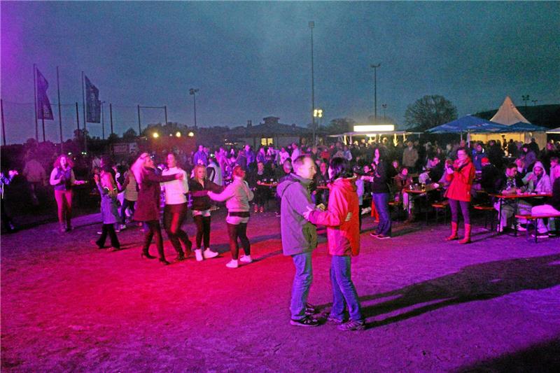Im Sportpark an der Rennbahn steigt am 30. April die Walpurgisparty für Erwachsene.  Archiv-Fotos: Mühling