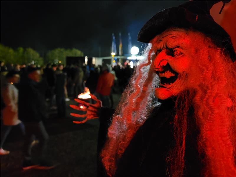 Walpurgis: Der Harz feiert den Tanz mit dem Teufel Im Sportpark bei Andreas Schrutek (rundes Bild am Zapfhahn) tanzen die Gäste überwiegend unverkleidet in den Mai. Für die Walpurgis-Atmosphäre sorgen aber auch Feuerschalen und entsprechende Dekoration. Fotos: Exner