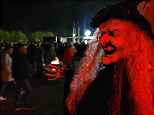 Im Sportpark bei Andreas Schrutek (rundes Bild am Zapfhahn) tanzen die Gäste überwiegend unverkleidet in den Mai. Für die Walpurgis-Atmosphäre sorgen aber auch Feuerschalen und entsprechende Dekoration.  Fotos: Exner