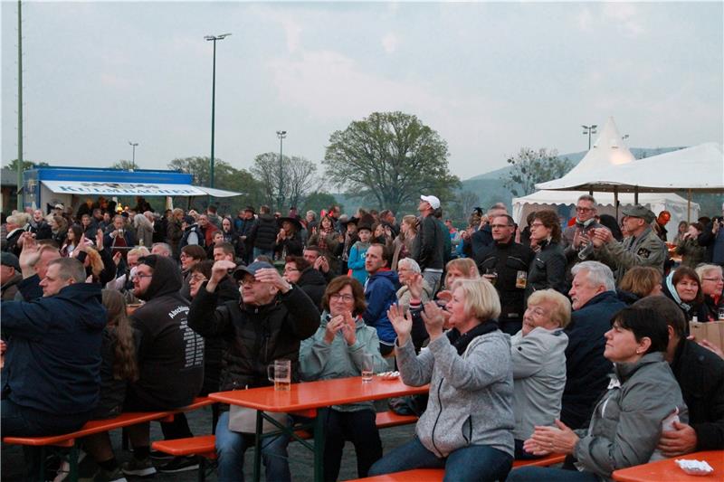 Bad Harzburger tanzen in den Mai Im Sportpark werden – wie hier zuletzt im Jahr 2019 – die Hexen und Teufel wieder weitgehend in Zivil feiern. Archivbild: Potthast