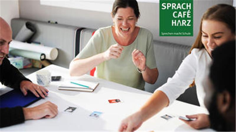 Im Sprachcafé lernt man mit Spaß, zum Beispiel beim Kartenspiel. Kurse gibt es in Goslar und Bad Harzburg für Menschen, die Englisch oder Spanisch lernen wollen.