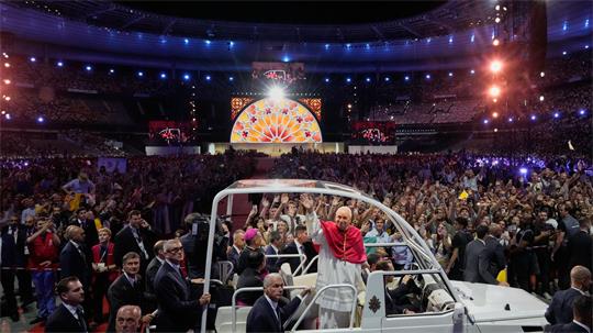 Im Stade de France hat der Papst junge Menschen zu Mitmenschlichkeit und Gerechtigkeit aufgerufen.
