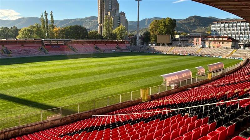 Im Stadion Bilino Polje erwarten 13.000 Fans die deutsche Mannschaft.