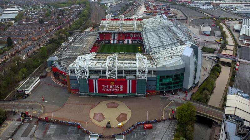 Unisex-Klos und Männer-Binden: Wie inklusiv sind Stadien? Im Stadion von Manchester United gibt es Pflegeprodukte für Männer mit Blasenschwäche.