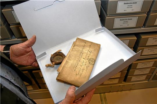 Im Stadtarchiv lagern Tausende Akten und jahrhundertealte Urkunden. Ab Dienstag können Besucher den neuen Lesesaal nutzen und recherchieren. Kleines Bild: Marleen Mützlaff und Ulrich Albers sortieren die Handbibliothek.  Fotos: Roß