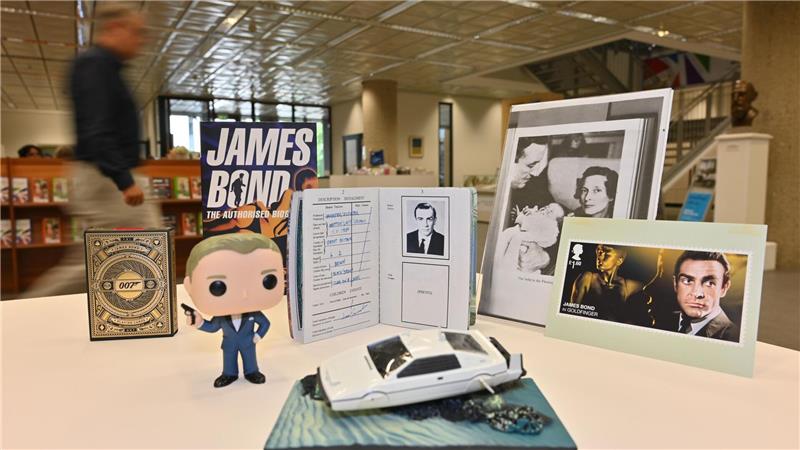 Stadtarchiv: Wieso James Bond aus Wattenscheid kommt Im Stadtarchiv sind Exponate der Ausstellung „Liebesgrüße aus Wattenscheid“ zu sehen - dazu zählt auch ein Replikat des Ausweises von James Bond, welches den Wattenscheider Geburtsort des Geheimagenten bescheinigt.