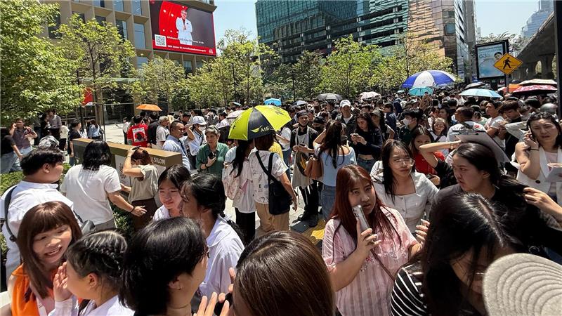 Zwischen Panik und Sirenen: Bangkok erlebt seltenes Erdbeben Im Stadtteil Silom flüchteten Tausende Menschen auf die Straße.
