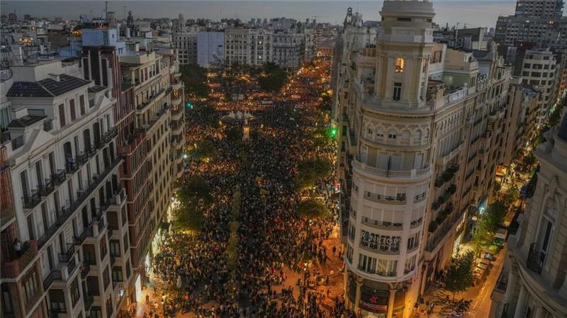Trauer und Wut nach Flut - Zehntausende protestieren Im Stadtzentrum von Valencia kamen rund 130.000 Menschen zusammen um gegen die ihrer Ansicht nach nur schleppend angelaufene Hilfe zu protestieren.