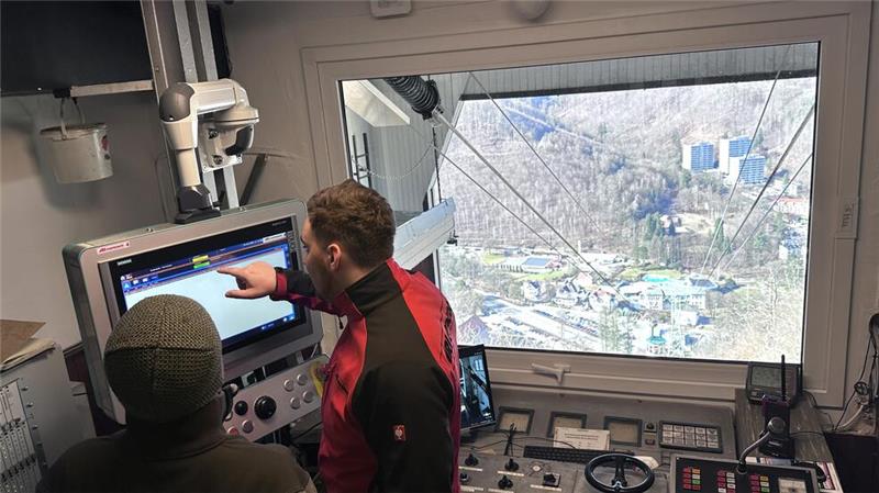 Im Steuerstand auf dem Berg justieren Experten die neue Steuerungstechnik.