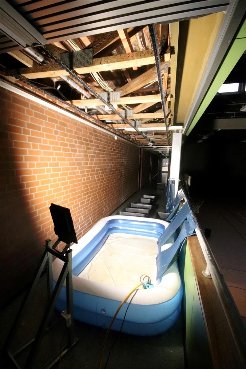 Im Stiefelgang ist ein Planschbecken aufgebaut. Es soll eindringendes Wasser auffangen. Die Decke darüber ist inzwischen geöffnet. Foto: Gereke