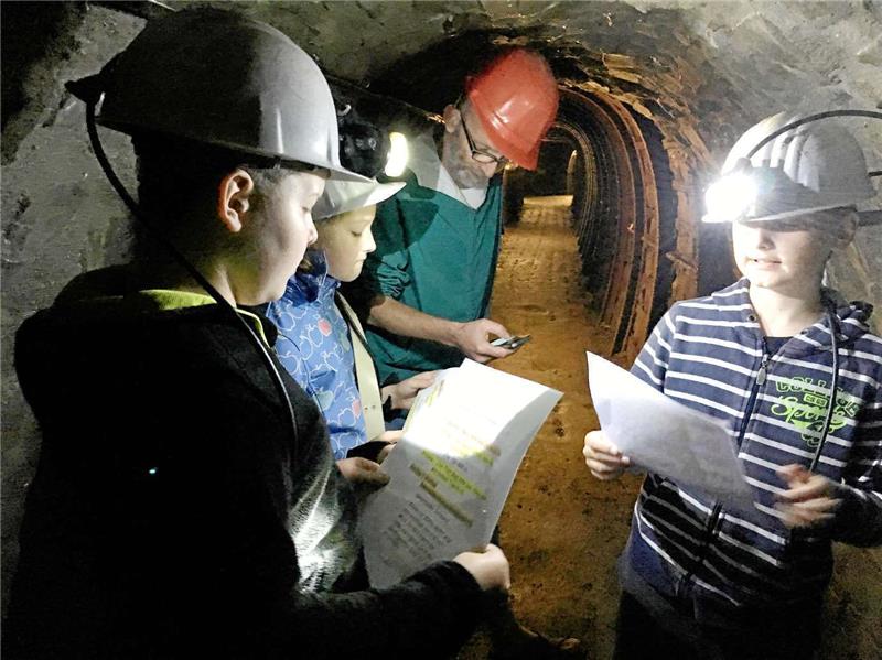 Im Stollen werden die jugendlichen Projektteilnehmer zu Geräuschfängern: Texte und Klänge werden aufgezeichnet. Fotos: Weiss