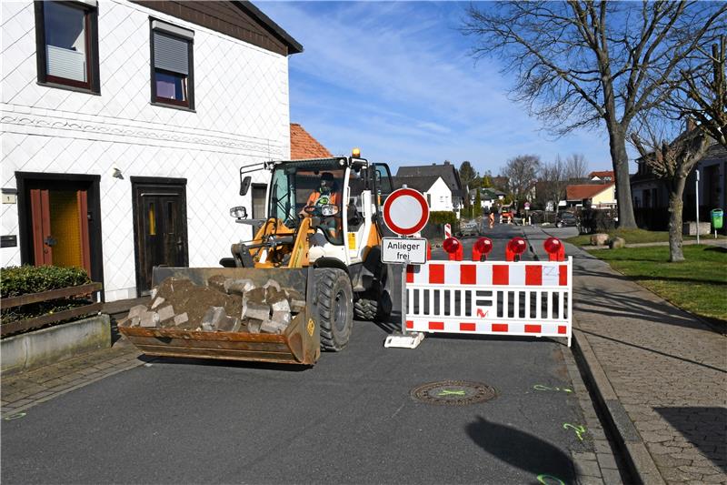 Im Straßenzug „Über der Kieckwiese“ beginnt die Baufirma mit der Bordstein- und Rinnensanierung. In der kommenden Woche stehen laut Bauzeitenplan nach den Ab- fräs- die Asphaltierungsarbeiten an. Fotos: Gereke