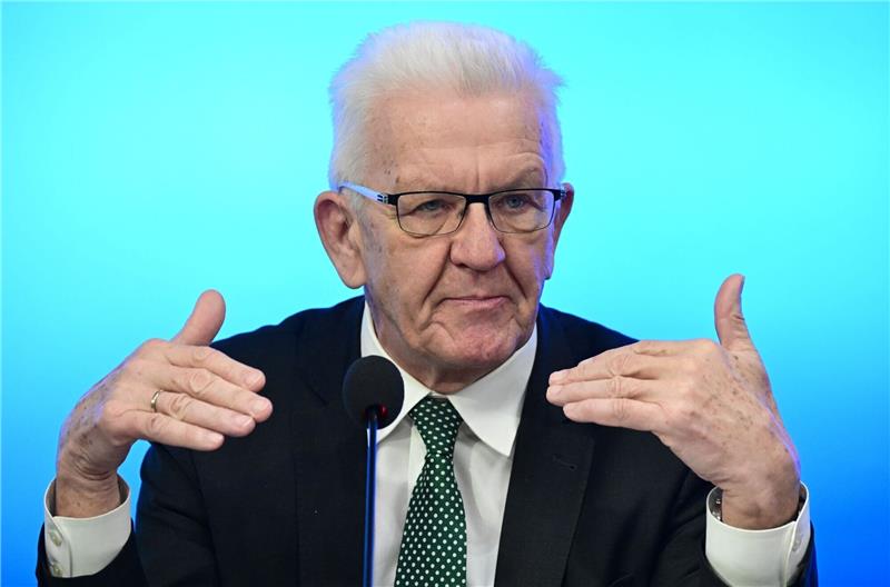 Streit um Bezahlkarte: Kretschmann fordert Rechtssicherheit Im Streit um eine Bezahlkarte für Asylbewerber hat sich der baden-württembergische Ministerpräsident Winfried Kretschmann zu Wort gemeldet.