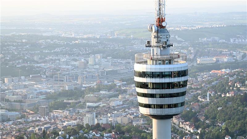 Einkehr mit Aussicht in deutschen Metropolen Im Stuttgarter Fernsehturm gibt es nicht nur Essen, sondern auch Yoga-Events oder Weinverkostung. (Archivbild)