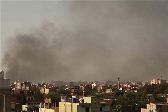 Im Sudan kämpft die RSF-Miliz des früheren Vizepräsidenten Daglo - eine aus arabischen Milizen in Darfur hervorgegangene Quasi-Armee mit Zehntausenden Kämpfern - gegen die Streitkräfte unter Staatschef al-Burhan.