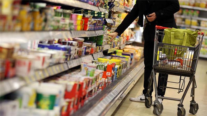 Umfrage: Einschränkungen wegen teurer Lebensmittel Im Supermarkt ist vieles teurer geworden.