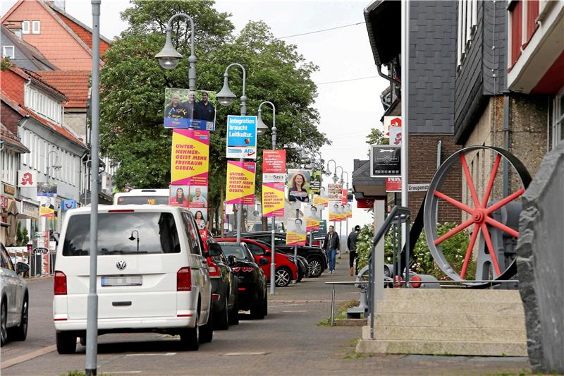 Im Superwahljahr 2021 wird die Adolph-Roemer-Straße zum Plakat-Dschungel. Damit das in diesem Jahr anders aussieht, stellt die Glück-Auf-Gruppe einen Antrag zur Reduzierung von Wahlplakaten. Foto: GZ-Archiv