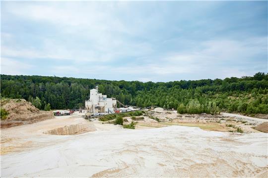 Im Tagebau Bodenstein fördert Holcim Quarzsand. Der wird für Spiel-, Reit-, Golfplätze und Sportanlagen verwendet. Auch in verschiedenen Industriezweigen kommt getrockneter Quarzsand zum Einsatz. Foto: Holcim