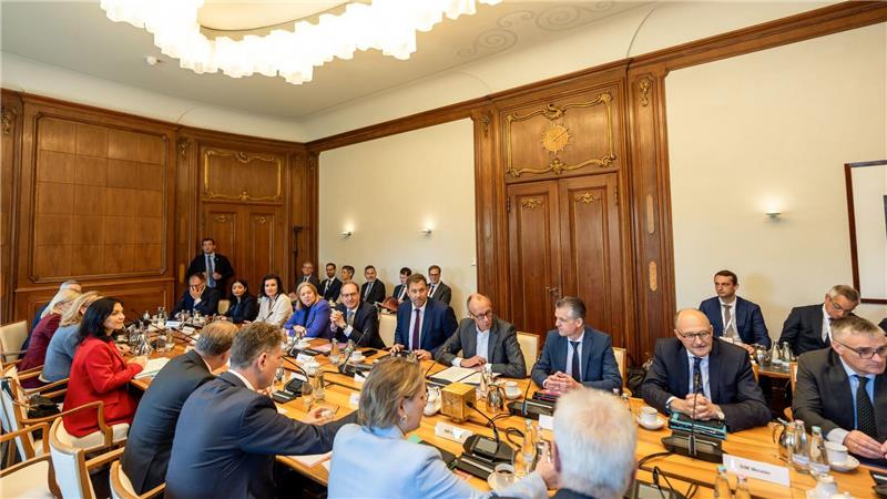 Bundesregierung will schlechte Laune vertreiben Im Tagungsraum galt Handyverbot.