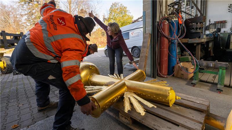 Zugspitz-Kreuz im Tal – Hunderte Sticker müssen runter Im Tal wurde das Kreuz zu einer Spezialistin gefahren.