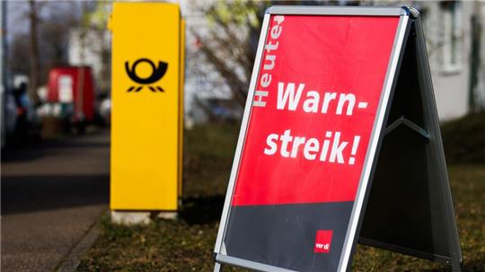 Im Tarifkonflikt mit der Deutschen Post AG ruft die Gewerkschaft ver.di am Donnerstag Zusteller in ländlichen Regionen Niedersachsens und Bremens zum Warnstreik auf. (Symbolbild)