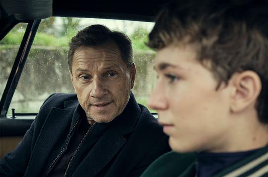Im «Tatort: Zerrissen» waren Thorsten Lannert (Richy Müller, l) und der junge David (Louis Guillaume) zu sehen - aber minutenlang nicht zu hören.
