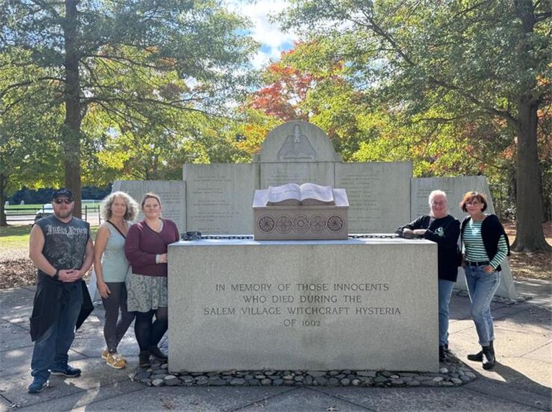 Düstere Delegation aus dem Harz Im Terminkalender stand ein Besuch am Mahnmal der Hexenprozesse im Jahre 1692.