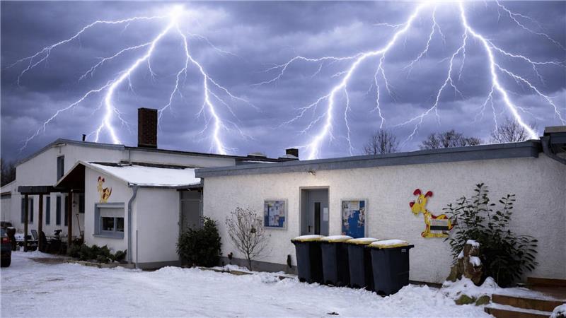 Ein Gebäude ist in Schnee gühllt. Die Außenansicht des Tierheim Eckertal.